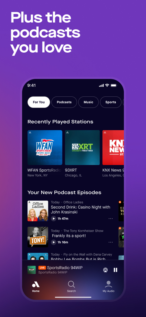 Audacy: Radio & Sports Talk - Interfaz de la aplicación Audacy mostrando estaciones de radio en vivo y episodios de podcasts reproducidos recientemente