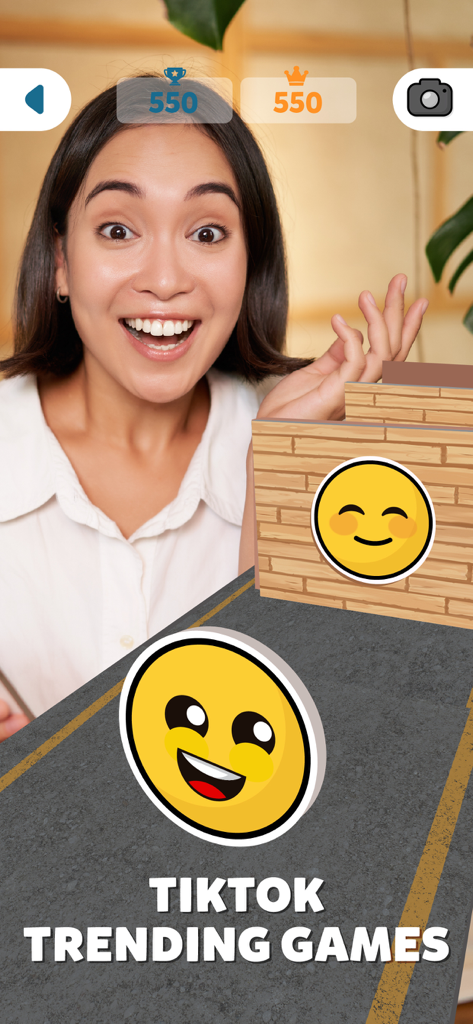 Mini Games: Calm & Relax - 앱에서 틱톡에서 영감을 받은 이모티콘 얼굴 미니 게임을 하면서 행복하게 반응하는 여성