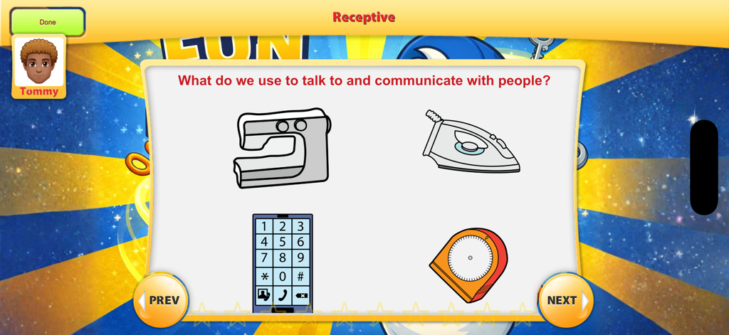 Fun & Functional - Uma tela de exercício de linguagem receptiva no aplicativo perguntando para identificar uma ferramenta usada para comunicação a partir de quatro objetos