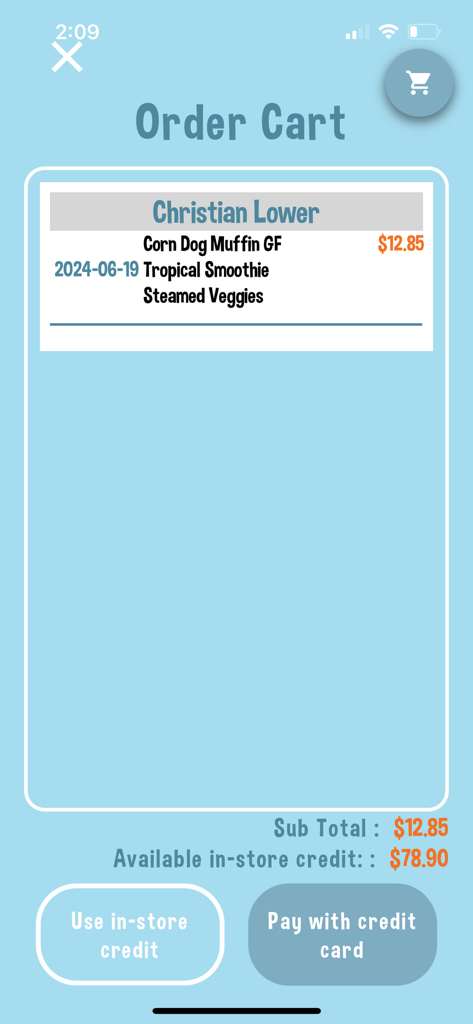 Ecrã do carrinho de compras da aplicação Ki's School Lunches mostrando um resumo da refeição de almoço e opções de pagamento