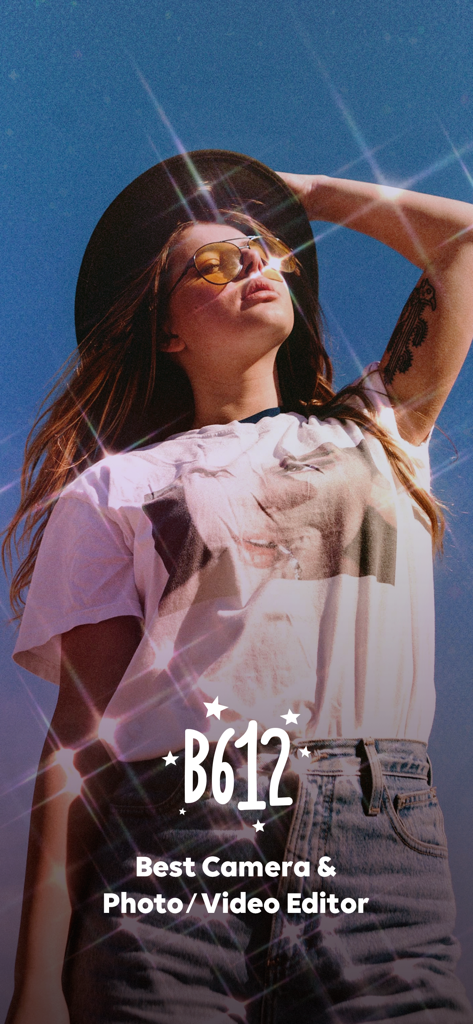 B612写真編集アプリのキラキラフィルターエフェクトをかけたサングラスと帽子をかぶったトレンディな若い女性