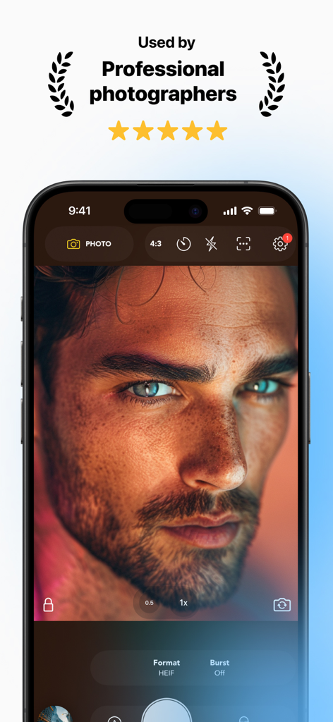 Un retrato profesional de un hombre mostrado dentro de la interfaz de la aplicación Snap Pro Camera en un iPhone con un titular que indica que es utilizado por fotógrafos profesionales.