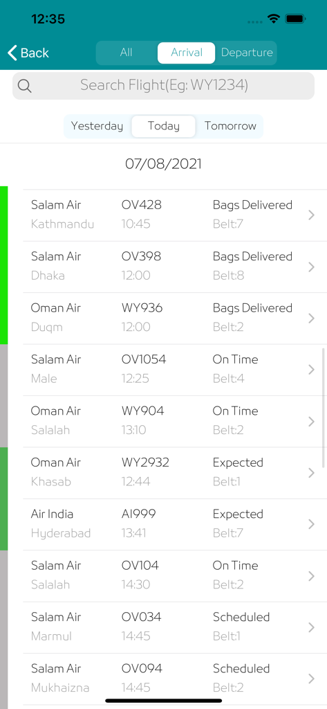 Oman Airports - Pantalla de llegadas de vuelos de la aplicación Aeropuertos de Omán que muestra nombres de aerolíneas, horarios, estados y asignaciones de cintas de equipaje