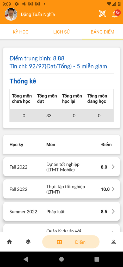 Capture d'écran de l'application myFPL montrant un relevé de notes académique étudiant avec les notes moyennes, les crédits et une liste de cours.