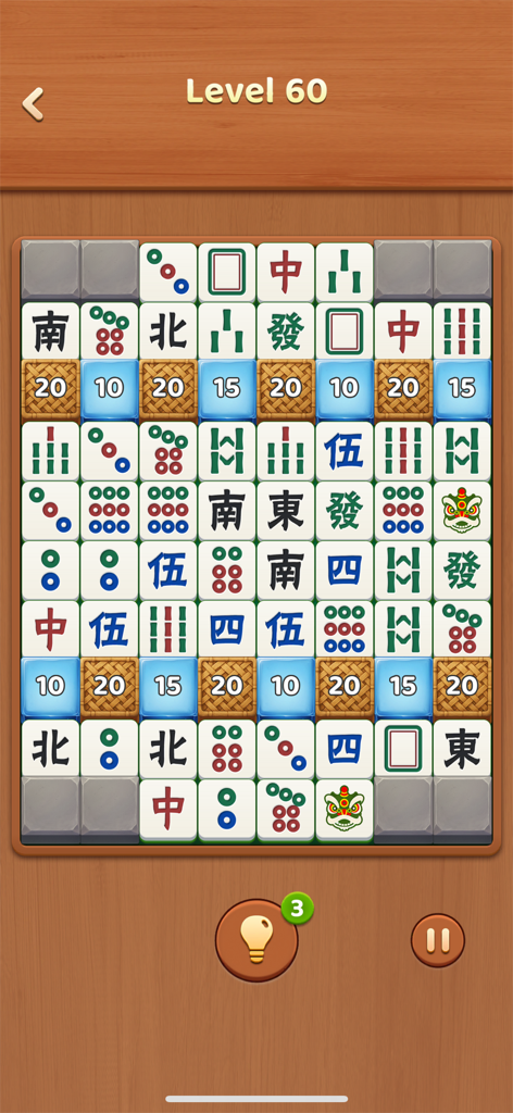 Ein Mahjong-Kachelkombinations-Rätselbrett auf Level 60 mit einer sauberen Holzoberfläche