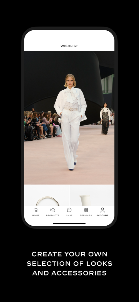 CHANEL FASHION - Ein Screenshot des Chanel Fashion App Wunschlisten-Bildschirms mit einem Model, das in einem komplett weißen Outfit auf einem Laufsteg geht.