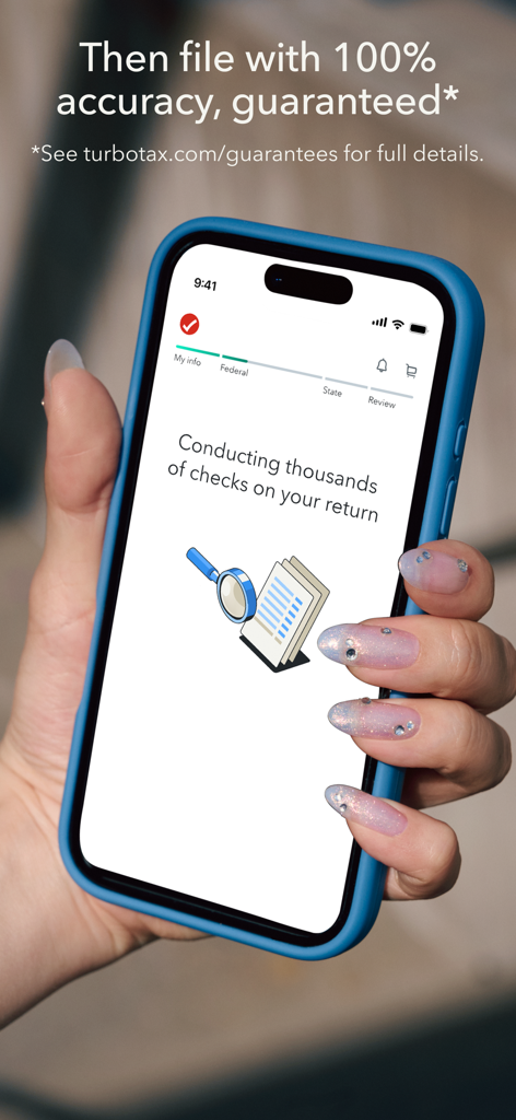 TurboTax: File Your Tax Return - Um smartphone exibindo a aplicação TurboTax a realizar verificações de precisão numa declaração fiscal.