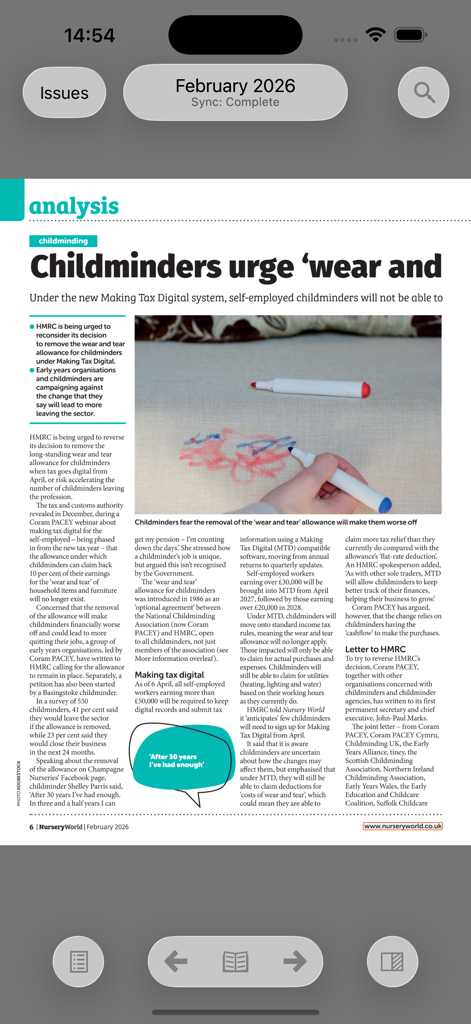 Nursery World - Nursery World 모바일 앱 인터페이스에 표시된 아동 보호에 대한 전문 분석 기사.