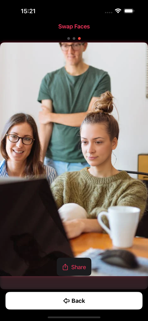 ReFaceX - ReFaceX App-Bildschirm, der ein Gesichtstauschergebnis mit einer Teilen-Schaltfläche anzeigt