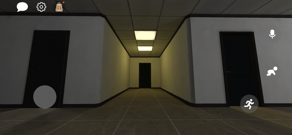 Noclip 2 : Survival Online - Vista en primera persona de un pasillo de oficina tenuemente iluminado con paredes blancas y puertas oscuras en un juego de terror de supervivencia