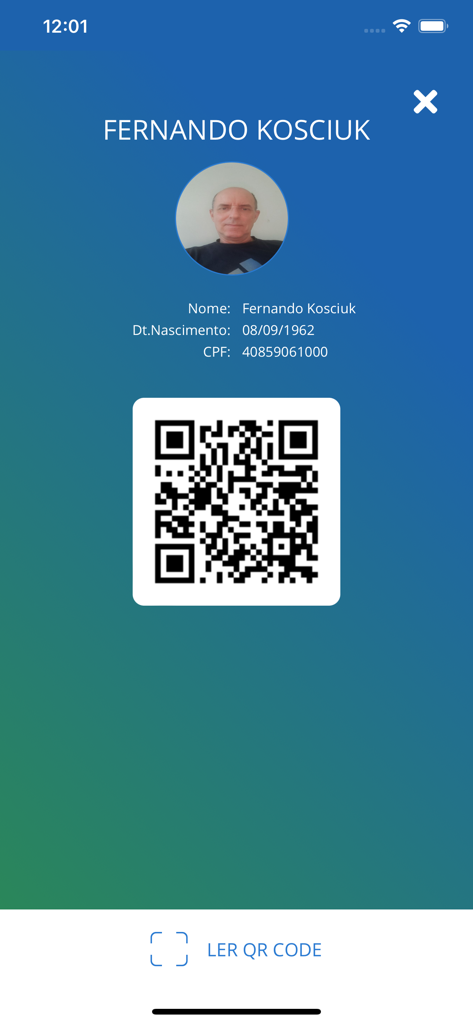 Olímpia Escola de Futebol - User profile screen in the Olimpia Escola de Futebol app showing a digital ID with a QR code and personal information.