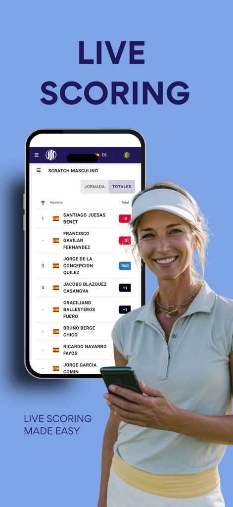 Golf Directo: Live Scoring - Una mujer sosteniendo un smartphone mostrando la tabla de clasificación en vivo de Golf Directo para un torneo