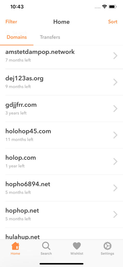 Pantalla de inicio de la aplicación móvil Namecheap mostrando una lista de dominios registrados y sus fechas de vencimiento