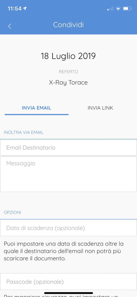 Affidea Connect Italy - Schermata dell'app Affidea Connect Italy per la condivisione di un referto di radiografia del torace via email con impostazioni di sicurezza.