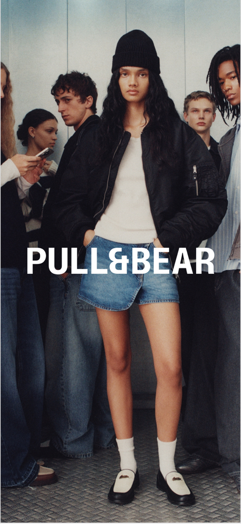 Grupo de jovens com streetwear da moda com o logótipo da marca PULL&BEAR