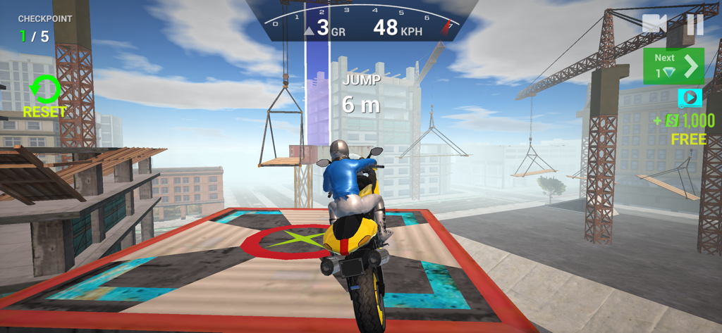 Indian Bikes Driving 3D - Un motociclista en una plataforma alta preparándose para un salto en el modo parkour de Indian Bikes Driving 3D.