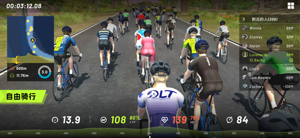 Un gruppo di ciclisti in un ambiente di allenamento virtuale 3D all'interno dell'app Onelap che mostra dati di performance come potenza e frequenza cardiaca.