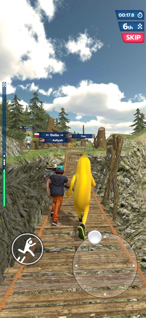 Run Royale: Multiplayer Race - Um personagem em forma de casca de banana correndo em uma ponte de madeira em uma corrida multiplayer.