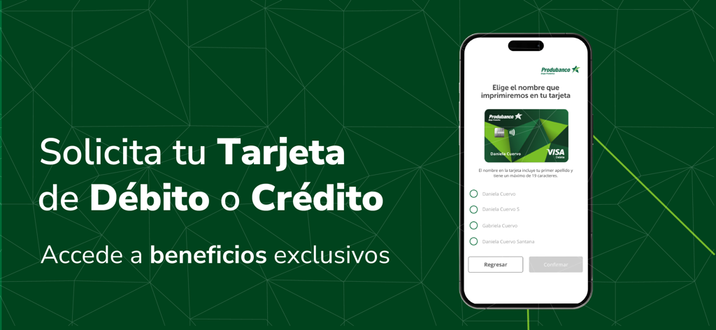 Uno smartphone che mostra l'interfaccia dell'app Produbanco per richiedere una carta di debito o credito con un nome personalizzato.