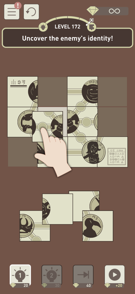 Captura de pantalla del juego IQ Dungeon nivel 172 que muestra una mano arrastrando una ficha de puzle para descubrir la identidad de un enemigo.