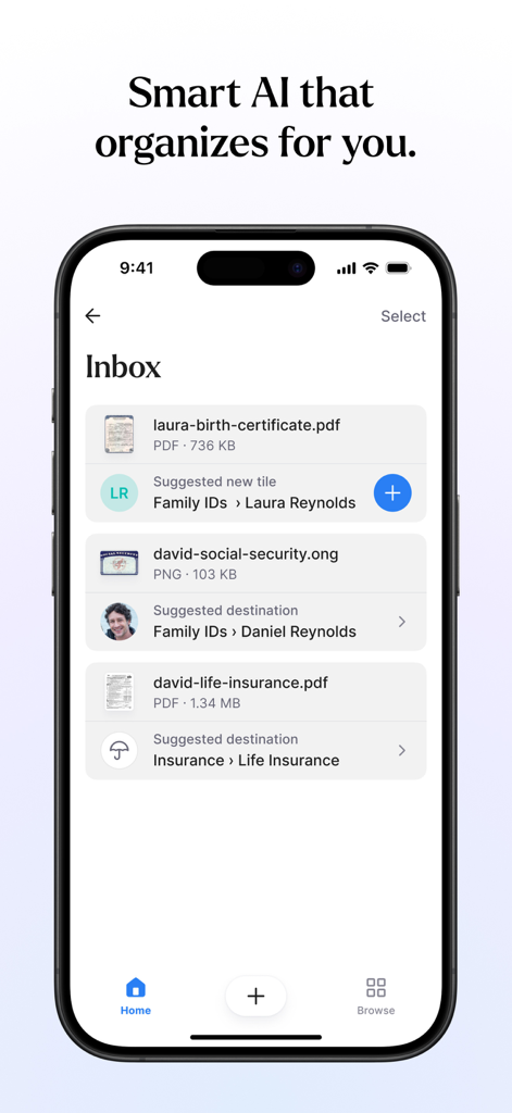 Bandeja de entrada de la aplicación Trustworthy que muestra sugerencias inteligentes de IA para organizar documentos e identificaciones familiares.