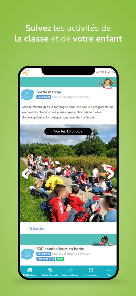 Écran de smartphone montrant un journal d'activité de classe avec des photos d'une sortie scolaire d'élèves