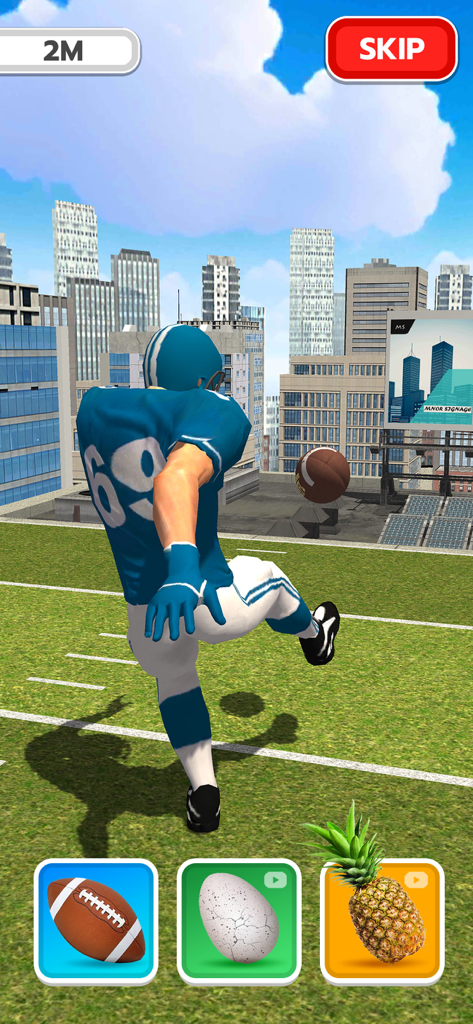 Scoring Champion - 도시 스카이라인을 배경으로 옥상 필드에서 공을 차는 미식축구 선수