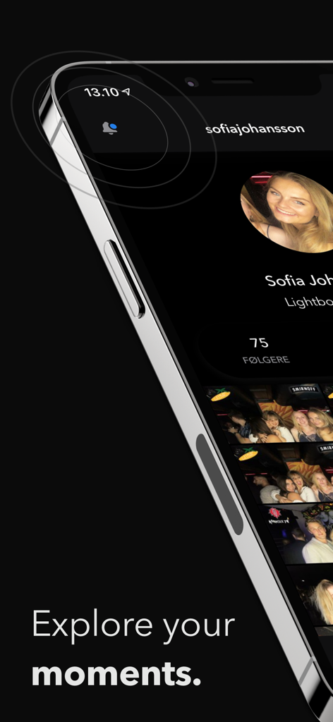 Una pantalla de smartphone que muestra un perfil de usuario y una galería de fotos en la app Lightbooth con el texto Explora tus momentos
