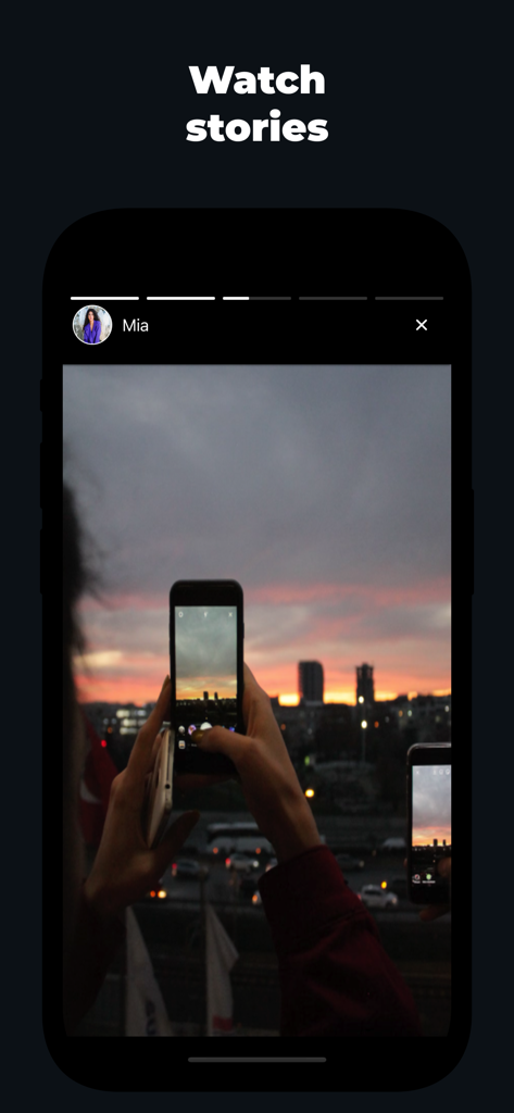 Gramly - Interfaz de la aplicación Gramly que muestra la función Watch stories con una foto de un atardecer urbano