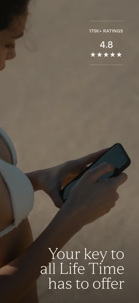 Life Time Digital - Eine Frau nutzt die Life Time Digital App auf ihrem Smartphone mit einer Bewertung von 4,8 Sternen