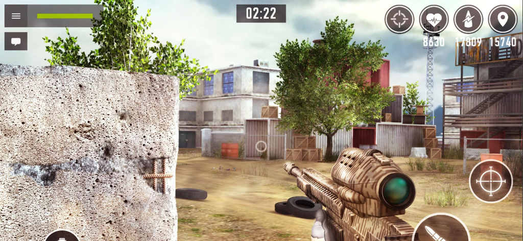 Sniper Arena: Killzone Shooter - 모바일 게임 인터페이스와 함께 도시 산업 전투 경기장에서 위장된 저격 소총의 1인칭 시점