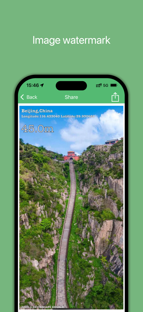 Capture d'écran d'une application mobile montrant une photo de montagne pittoresque filigranée avec des coordonnées GPS et des données d'altitude pour le partage sur les réseaux sociaux.