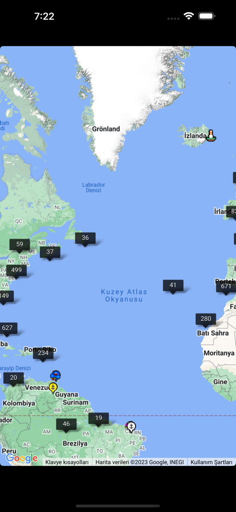 Mapa de rastreo de embarcaciones en tiempo real que muestra el tráfico de barcos a través del Océano Atlántico Norte