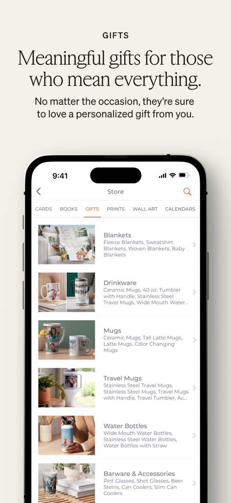 Pantalla de la tienda de la aplicación móvil Shutterfly mostrando categorías de regalos personalizados que incluyen mantas, tazas y vasos.