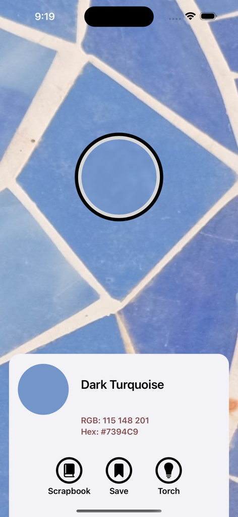 What's That Color? - Captura de tela do aplicativo identificando uma cor como Dark Turquoise com códigos RGB e Hex de uma visão ao vivo da câmera de azulejos azuis.