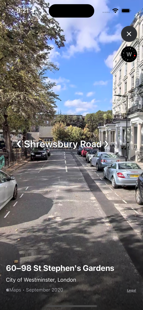 Vista callejera de 360 grados de Shrewsbury Road en Londres que muestra edificios residenciales y coches aparcados