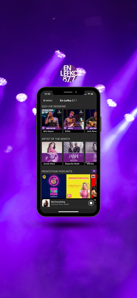 Telefono cellulare che mostra l'app En Lefko 87.7 con sezioni per sessioni musicali dal vivo e podcast.