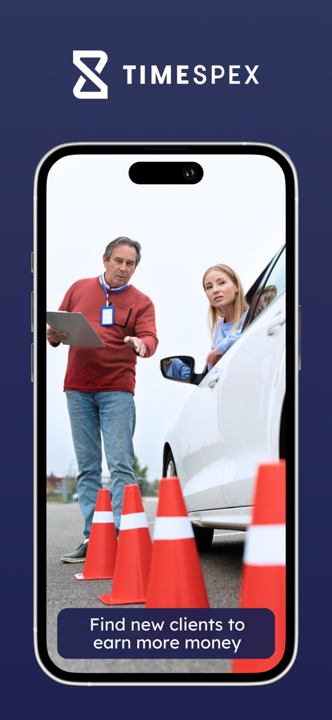 주황색 콘으로 된 연습 코스에서 흰색 차 안에 있는 학생과 이야기하는 명함 판넬을 든 운전 강사