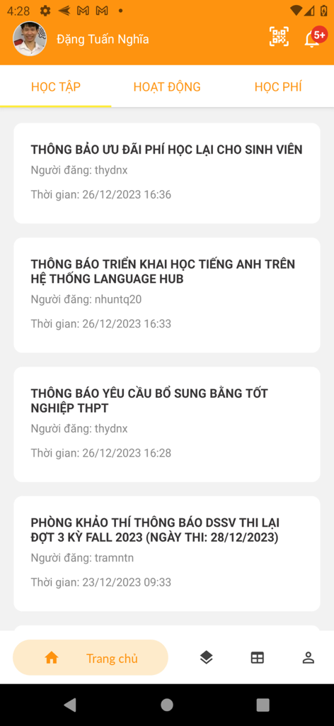 Écran d'accueil de l'application myFPL affichant une liste de notifications académiques et d'actualités en vietnamien pour les étudiants.