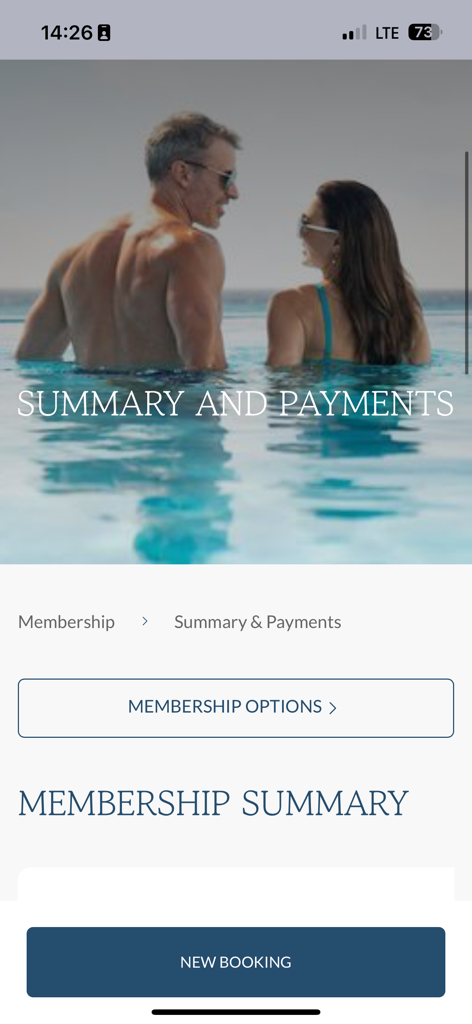 Palace Elite - La interfaz de la aplicación Palace Elite que muestra el resumen de membresía y la sección de pagos con un fondo de piscina de resort de lujo.