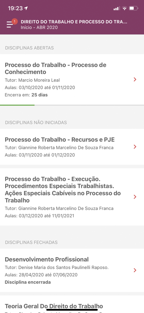 Portal do Aluno - Mobile screen of the Portal do Aluno app showing a list of academic courses and their status.