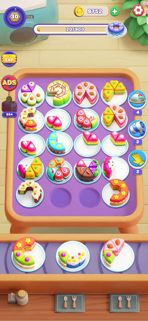 Cake Match: Sort 3D - Una pantalla de juego móvil que muestra rebanadas de pastel en 3D en platos siendo clasificadas y combinadas en un tablero morado.