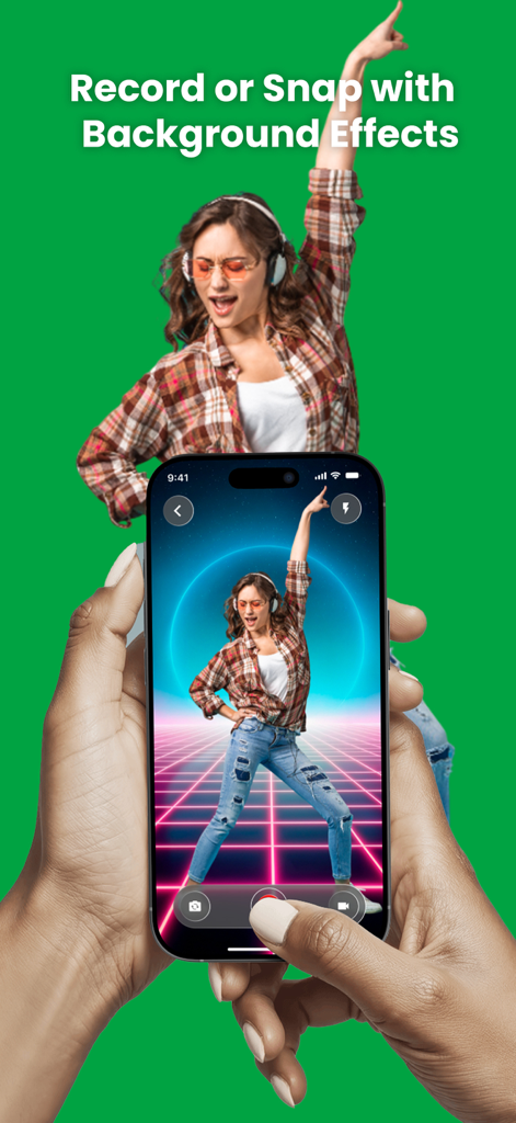 Green screen App - Une femme enregistrant une vidéo sur un smartphone à l'aide de l'application pour remplacer un écran vert physique par un arrière-plan en grille néon en temps réel.