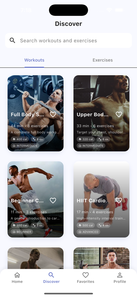 Home Workout - Fitness Pro - Una interfaz móvil para Home Workout Fitness Pro que muestra una variedad de rutinas de entrenamiento como Fuerza Corporal Completa y Cardio HIIT con detalles de calorías y duración.