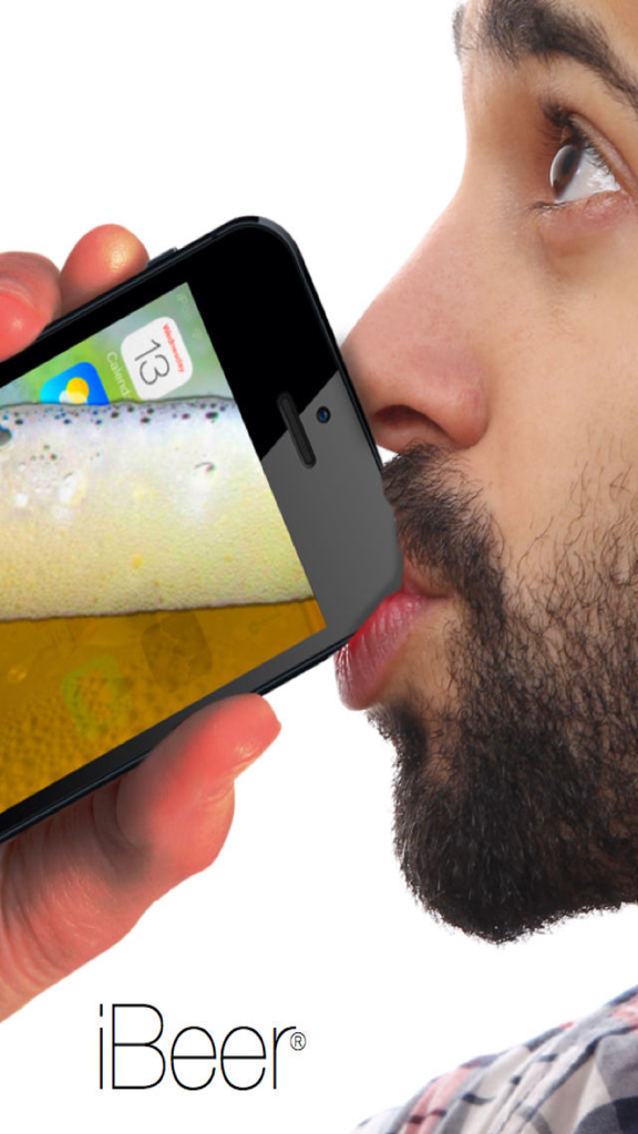 iBeer - Drink from your phone - Um homem fingindo beber cerveja simulada de um iPhone usando o aplicativo iBeer