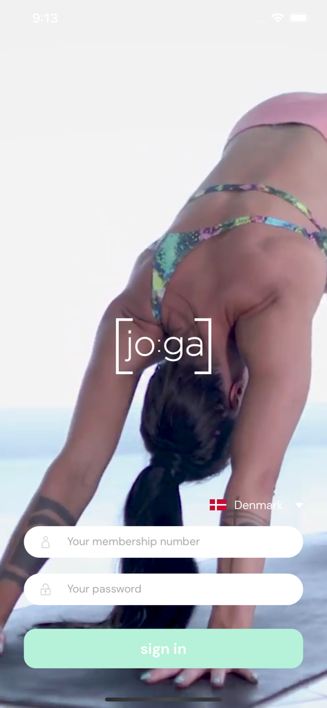 jo:ga - Pantalla de inicio de sesión de la aplicación de reservas de yoga jo:ga con un fondo de practicante de yoga y campos de inicio de sesión.