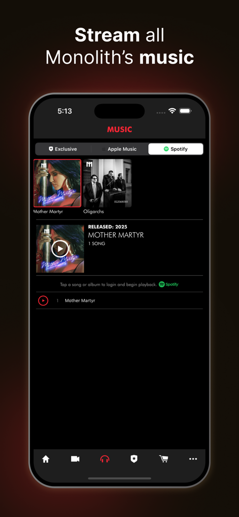 Uno smartphone che mostra l'interfaccia musicale dell'app Monolith Official con opzioni per ascoltare brani esclusivi tramite Apple Music o Spotify.