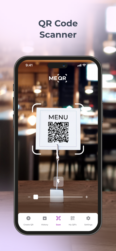Me QR - QR Code Generator - Me QR escaneando el código QR de un menú de restaurante en un smartphone.