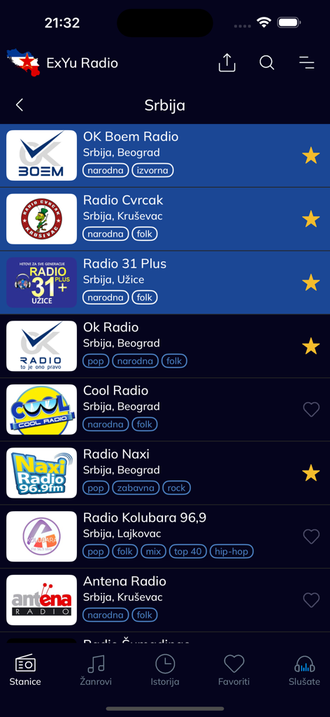 Eine Liste serbischer Radiosender innerhalb der ExYu Radio App, die Senderlogos und Musikgenres wie Folk und Pop anzeigt.