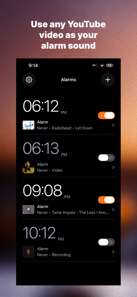 AlarmTubeアプリのインターフェース。YouTube動画やカスタムミュージックトラックで設定されたアラームのリストが表示されています。
